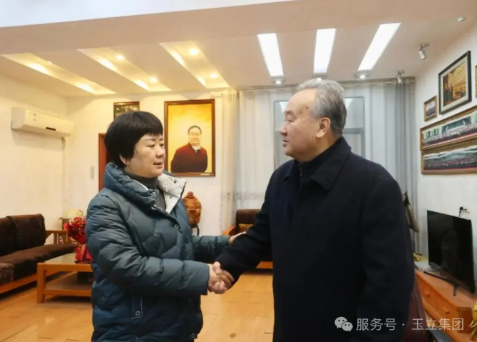 咸寧市政協副主席劉中英新春慰問專家人才、湖北玉立砂帶集團終身名譽董事長黎珊玉